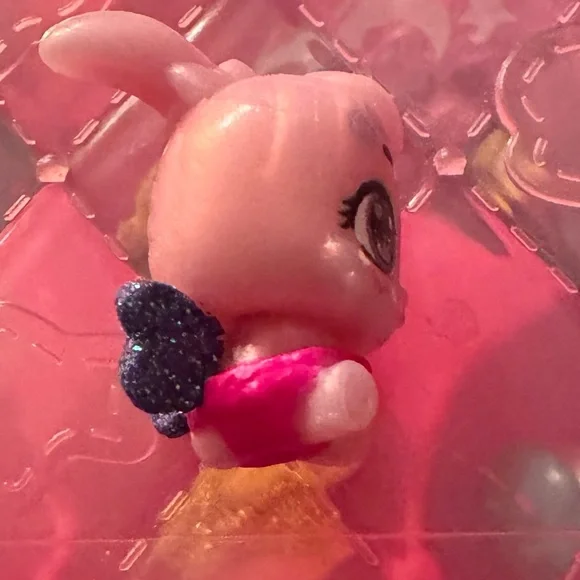 Hatchimals CollEGGtibles Shimmer Babies Beewee Pink Bunny - Picture 3 of 6